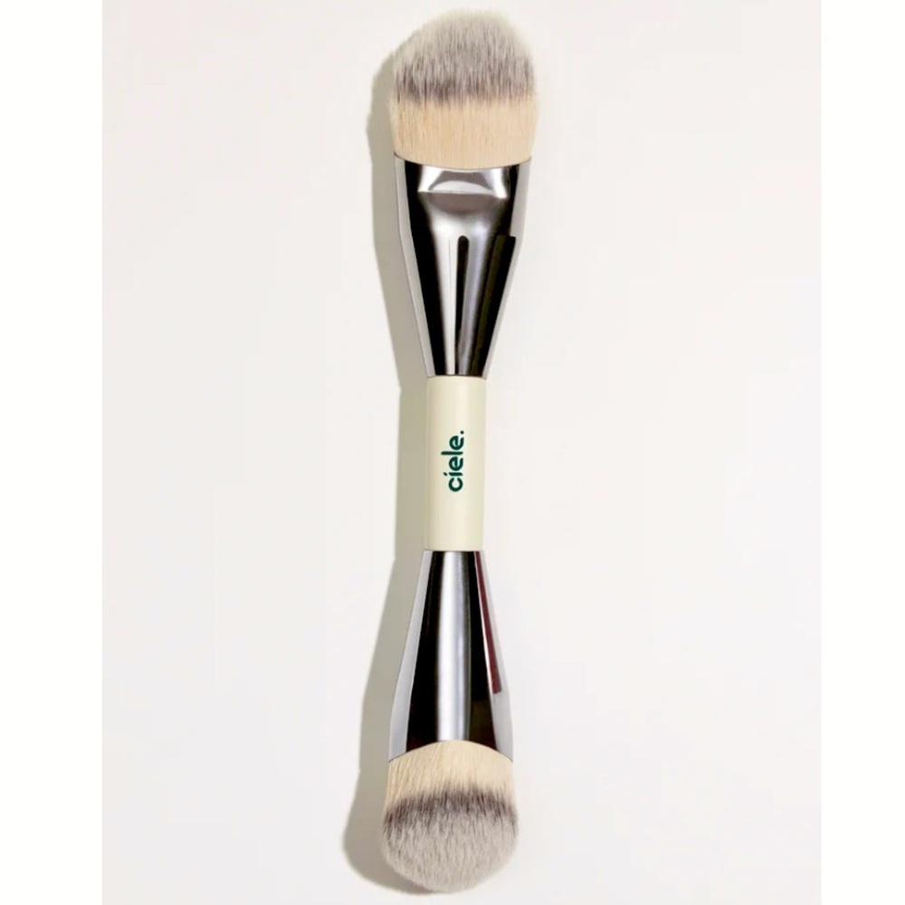 NWT CIELE CREAM AND POWDER BLUSH BRUSH